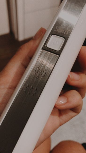 Hand,Mobiltelefon,Geste,Finger,Kommunikationsgerät,Tragbares Kommunikationsgerät,Nagel,Gadget,Telefonie,Holz,