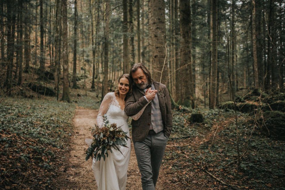 Hochzeitskleid, Pflanze, Braut, Lächeln, Menschen in der Natur, Baum, Blitzlichtfotografie, Kleid, Brautpartykleid, Glücklich,