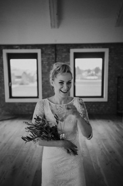 Lächeln,Schulter,Bilderrahmen,Gesichtsausdruck,Hochzeitskleid,Einteiliges Kleidungsstück,Kleid,Schwarz,Blitzlichtfotografie,Braut,