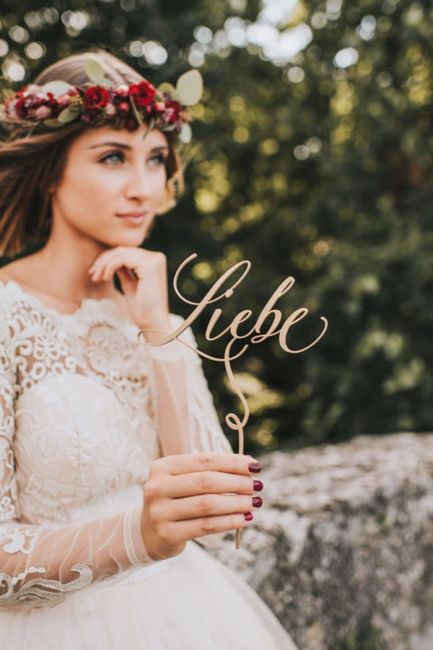 Kleid,Hochzeitskleid,Blitzlichtfotografie,Menschlicher Körper,Glücklich,Mode,Ärmel,Braut,Straßenmode,Geste,