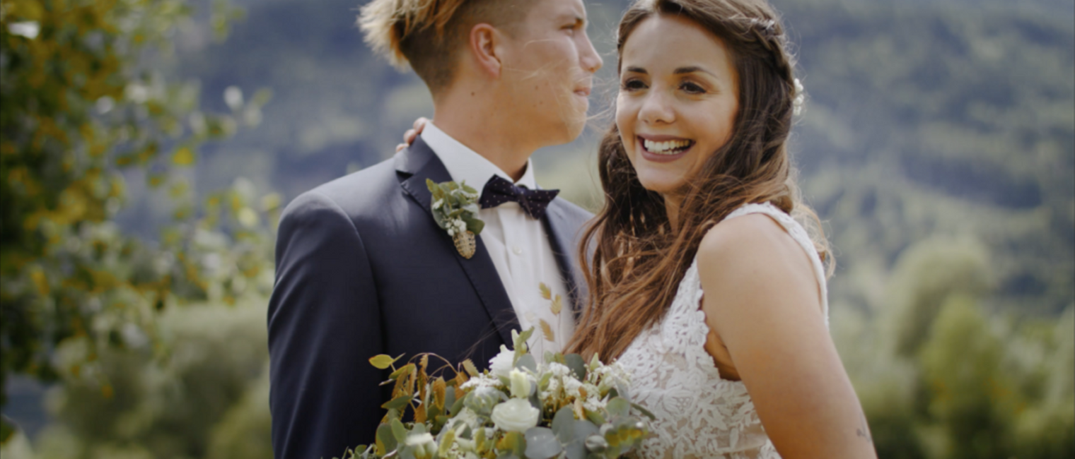 Blume,Lächeln,Oberbekleidung,Fotografieren,Braut,Hochzeitskleid,Brautkleidung,Pflanze,Blitzlichtfotografie,Kleid,