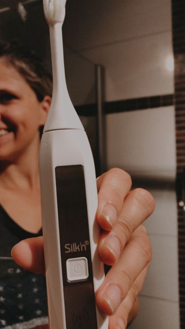 Mobiltelefon, Lächeln, Kommunikationsgerät, Wimper, Geste, Finger, Audiogerät, Daumen, tragbares Kommunikationsgerät, Gadget,