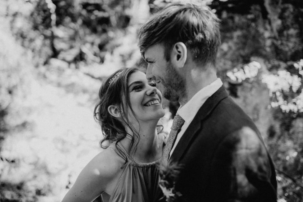 Frisur,Lächeln,Braut,Mensch,Blitzlichtfotografie,Glücklich,Menschen in der Natur,Schwarz-weiß,Hochzeitskleid,Geste,