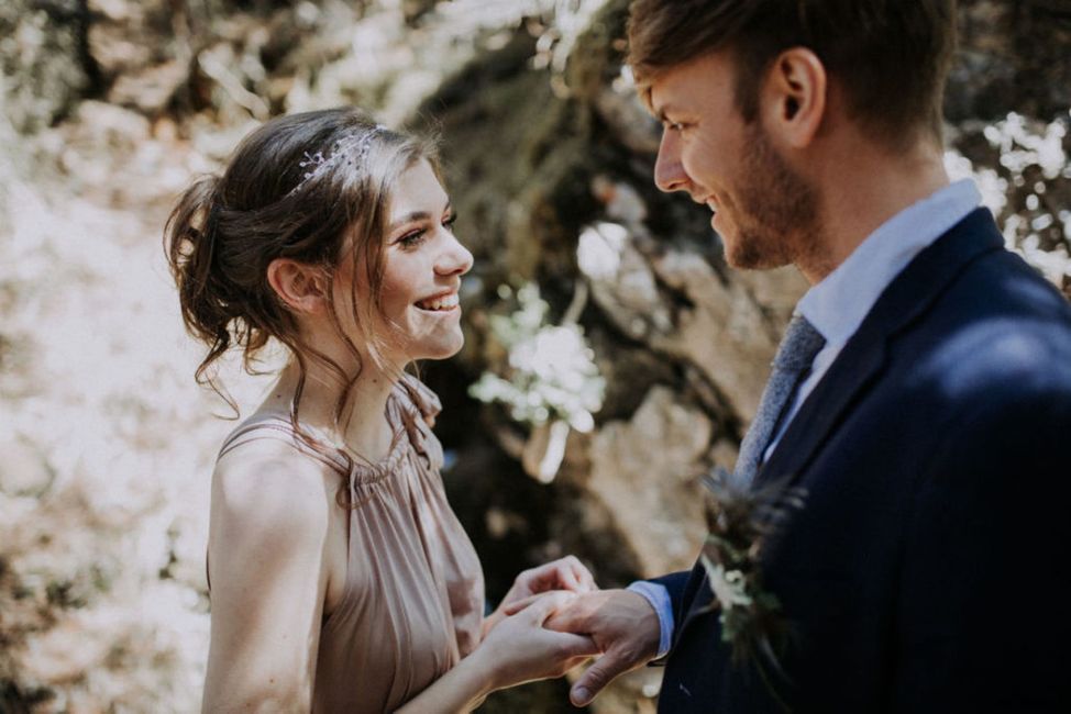 Fotografie,Menschen in der Natur,Mensch,Blitzlichtfotografie,Glücklich,Geste,Brautkleidung,Kleid,Anzug,Formelle Kleidung,