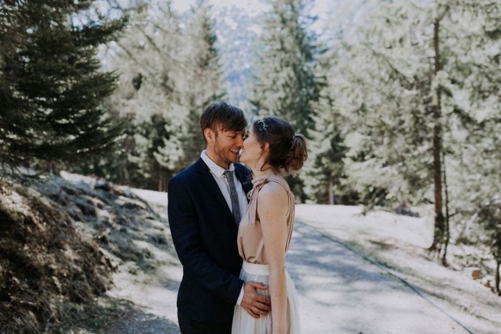 Menschen in der Natur,Baum,Braut,Pflanze,Blitzlichtfotografie,Glücklich,Hochzeitskleid,Stehend,Kleid,Geste,