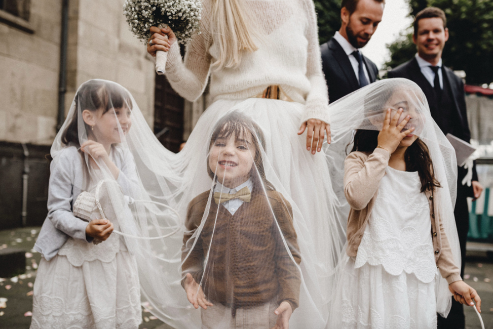 Lächeln,Frisur,Foto,Hochzeitskleid,Gesichtsausdruck,Weiß,Brautkleidung,Mensch,Glücklich,Blume,