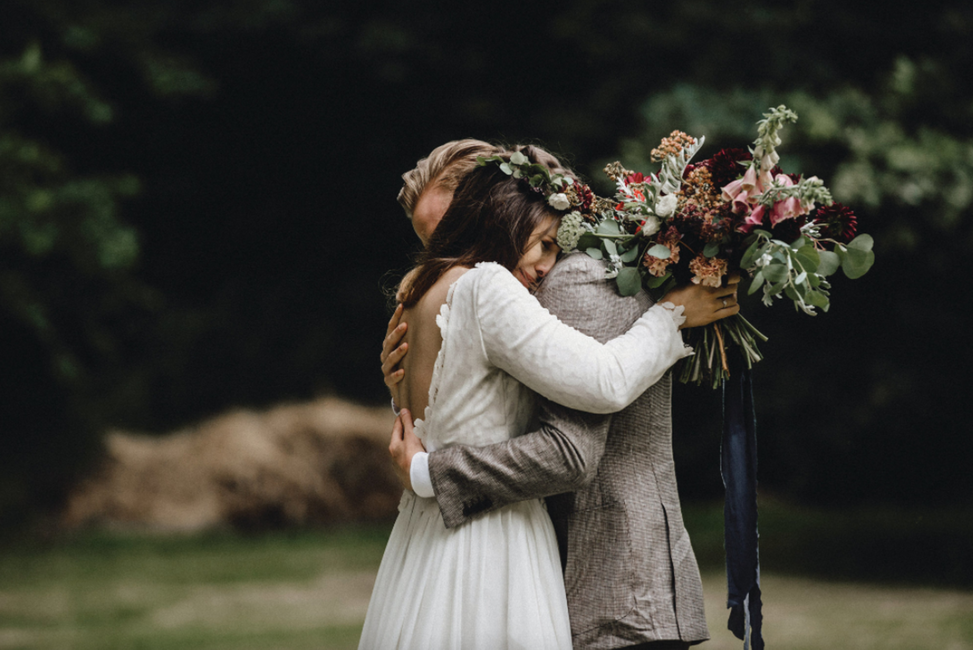 Blume,Pflanze,Hochzeitskleid,Natur,Menschen in der Natur,Blitzlichtfotografie,Brautkleidung,Glücklich,Kleid,Geste,