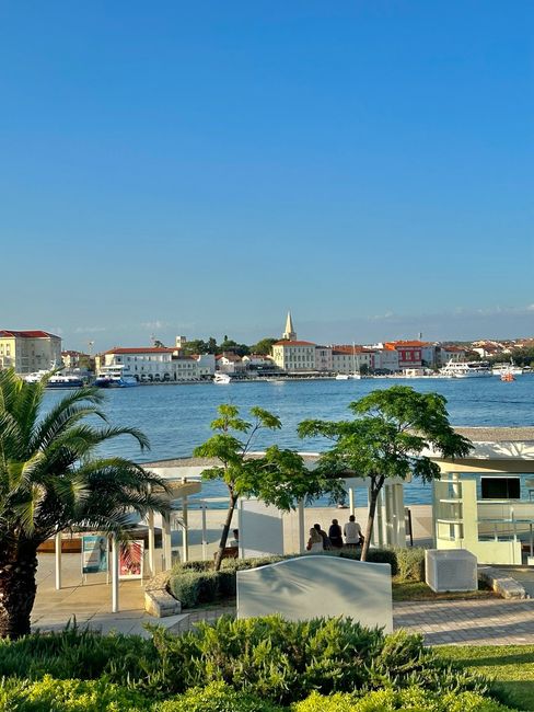 Himmel, Wasser, Pflanzen, Gebäude, Azurblau, Bäume, Seen, Flächen, Küsten- und Meereslandschaften, Städtebau,