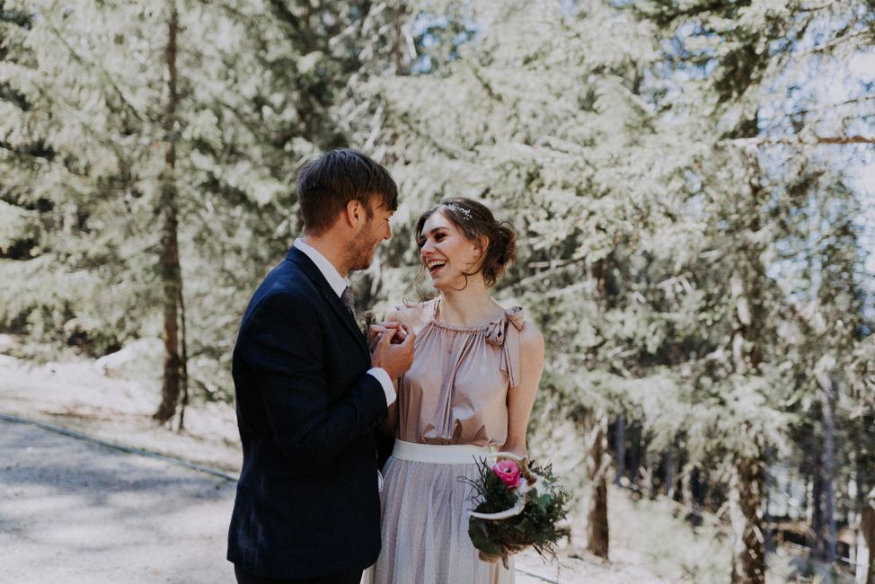 Blume wird übergeben, Dolomitenhütte, Hüttenshooting, Elopement, Hochzeit in Tirol, Braut lacht