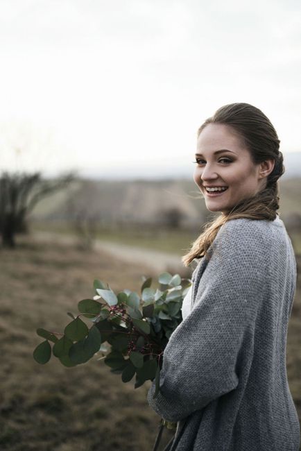 Kleidung, Haare, Lächeln, Himmel, Pflanze, Menschen in der Natur, Blitzlichtfotografie, Glücklich, Gras, Straßenmode,