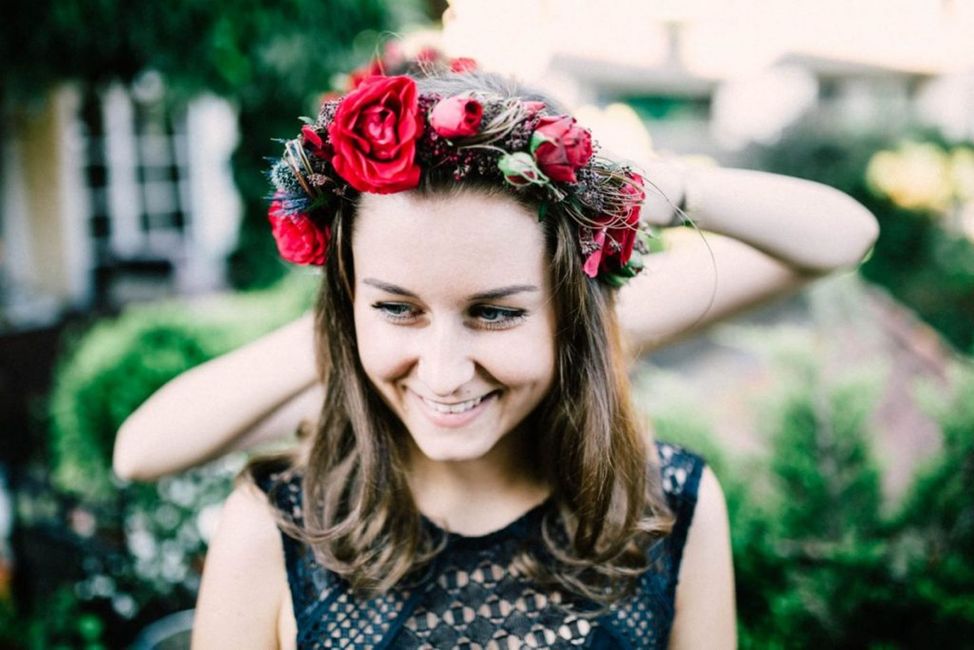 Haare, Blume, Lächeln, Pflanze, Blitzlichtfotografie, Glücklich, Menschen in der Natur, Blütenblatt, Kleid, Gras,