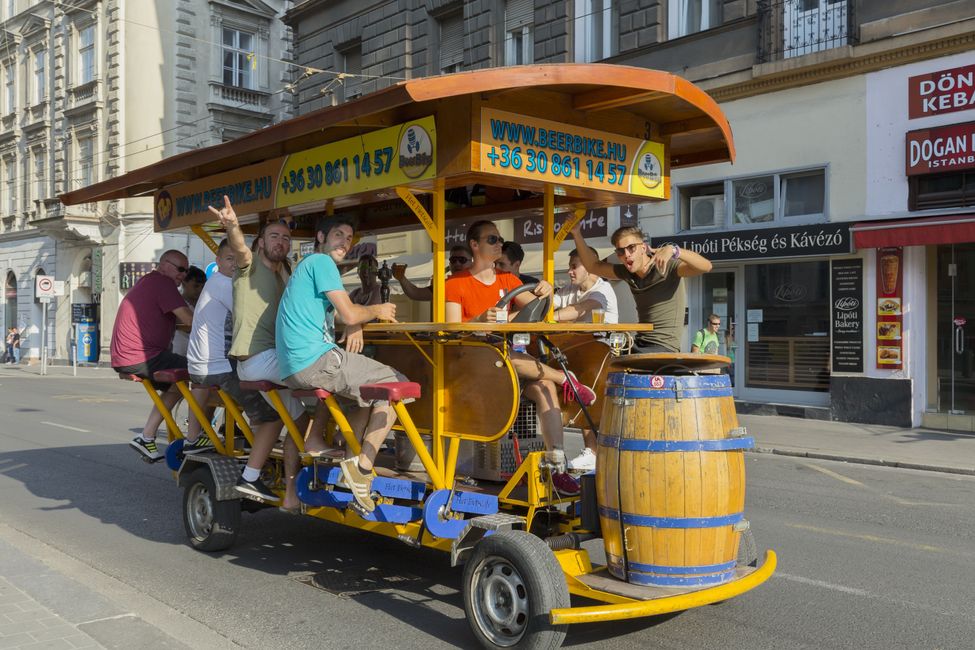 Reifen,Rad,Partyrad,Gebäude,Fenster,Fahrzeug,Infrastruktur,Kraftfahrzeug,Verkehrsmittel,Asphalt,