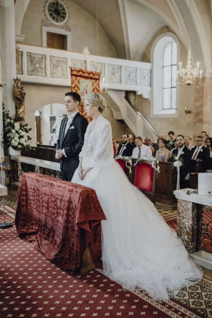 Kleidung,Hochzeitskleid,Braut,Fenster,Stuhl,Kleid,Glücklich,Architektur,Brautkleidung,Anzug,