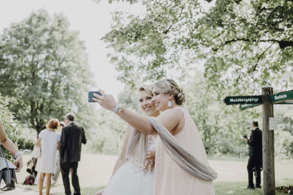 Kleidung, Schulter, Menschen in der Natur, Pflanze, Blitzlichtfotografie, Glücklich, Baum, Kleid, Straßenmode, Brautmode,