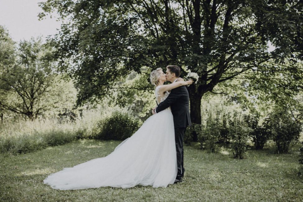 Hochzeitskleid, Pflanze, Hand, Braut, Kleid, Menschen in der Natur, Brautkleidung, Baum, Blitzlichtfotografie, Brautpartykleid,