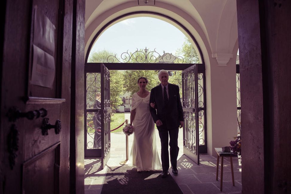 Hochzeitskleid, Braut, Mantel, Kleid, Fenster, Tür, Gebäude, Blitzlichtfotografie, Geste, Innenarchitektur,