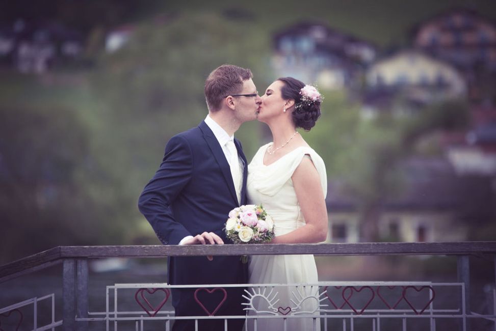 Hochzeitskleid,Braut,Krawatte,Brautkleidung,Kuss,Blitzlichtfotografie,Blume,Mode,Glücklich,Lila,