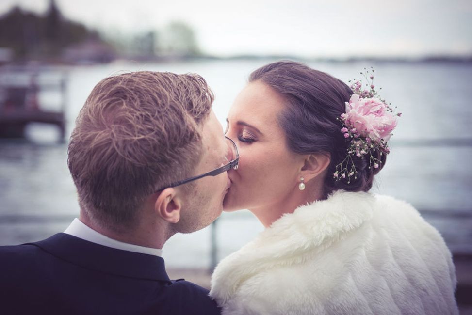 Brille,Foto,Braut,Sehhilfe,Hochzeitskleid,Blitzlichtfotografie,Glücklich,Kuss,Geste,Interaktion,