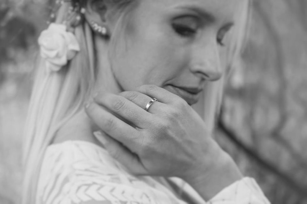Haut,Lippen,Hand,Frisur,Pflanze,Wimper,Kleid,Blitzlichtfotografie,Glücklich,Geste,
