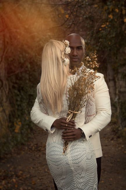 Menschen in der Natur, Blitzlichtfotografie, Holz, Geste, Sonnenlicht, glücklich, Gras, formelle Kleidung, Kleid, Wald,
