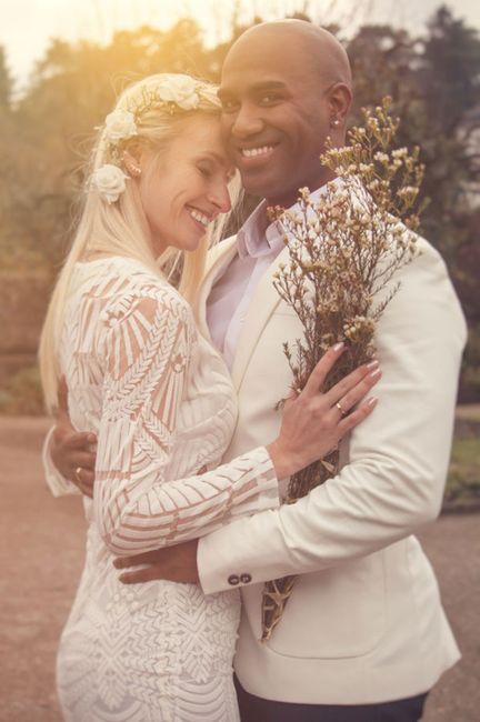 Lächeln,Hochzeitskleid,Gesichtsausdruck,Braut,Kleid,Menschen in der Natur,Blitzlichtfotografie,Pflanze,Glücklich,Brautkleidung,
