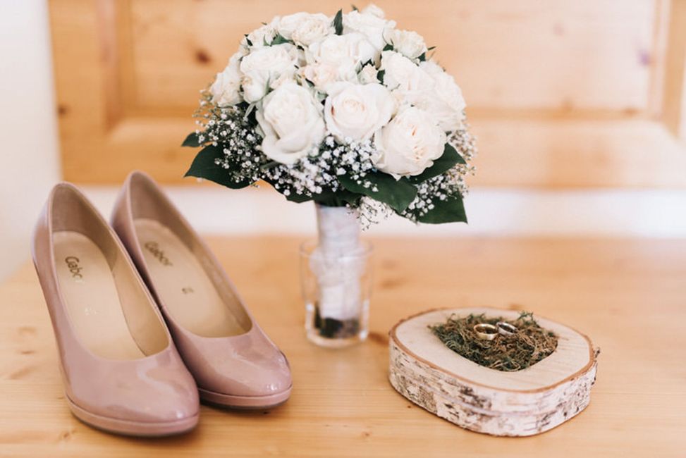 Schuhe, Kleid, Getränke, Blumen, Tisch, Geschirr, Pflanzen, Blumenblätter, Stuhl,