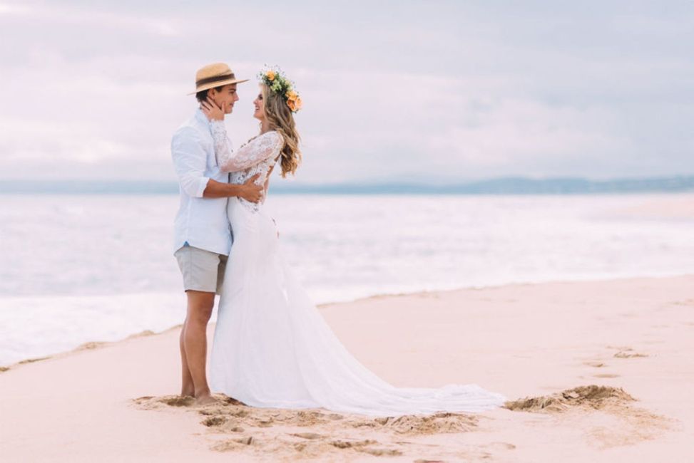 Kleidung,Hochzeitskleid,Himmel,Wasser,Braut,Wolke,Menschen am Strand,Brautkleidung,Menschen in der Natur,Kleid,