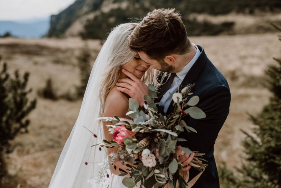 Kleidung,Blume,Pflanze,Hochzeitskleid,Braut,Kleid,Mantel,Menschen in der Natur,Brautkleidung,Blitzlichtfotografie,