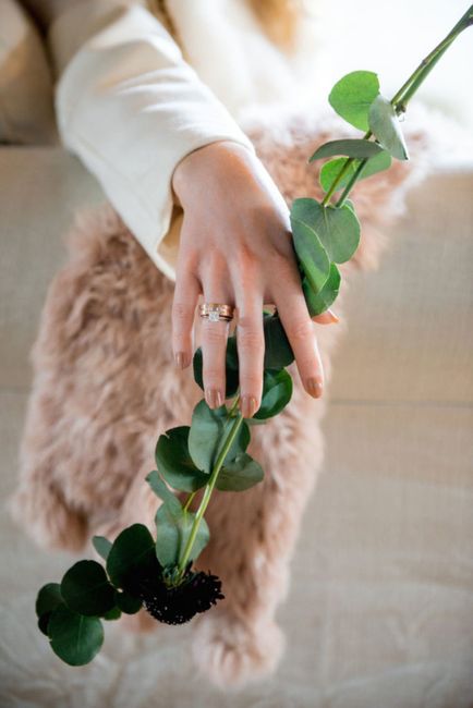 Hand,Weiß,Kleid,Pflanze,Geste,Finger,Blütenblatt,Zweig,Glücklich,Blumenarrangement,