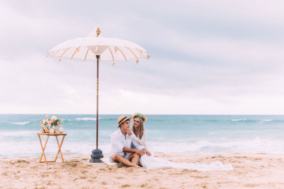 Wasser, Himmel, Wolke, Regenschirm, Menschen am Strand, Strand, Schatten, Gartenmöbel, Gewässer, Kleid,