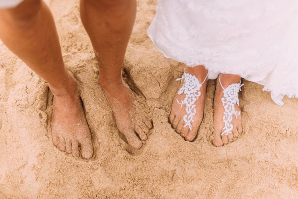 Geste,Menschen in der Natur,Holz,Nagel,Finger,Hochzeitskleid,Braut,Sand,Zeh,Menschliches Bein,