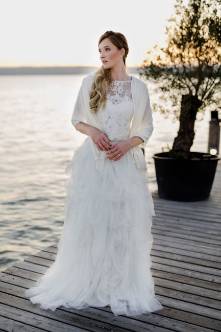 Wasser,Lächeln,Kleid,Hochzeitskleid,Blumentopf,Himmel,Braut,Blitzlichtfotografie,Ärmel,Brautpartykleid,