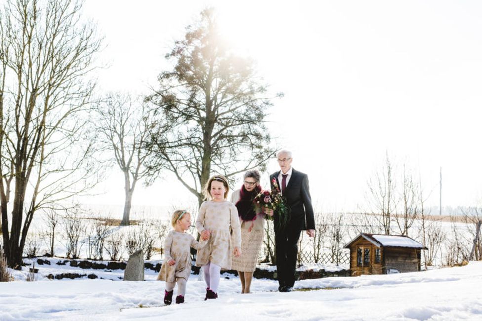 Schnee, Himmel, Baum, Menschen in der Natur, Mantel, Blitzlichtfotografie, Stehend, Geste, Kleid, Glücklich,