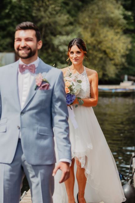 Haare,Lächeln,Wasser,Hochzeitskleid,Frisur,Gesichtsausdruck,Braut,Kleid,Brautkleider,Glücklich,