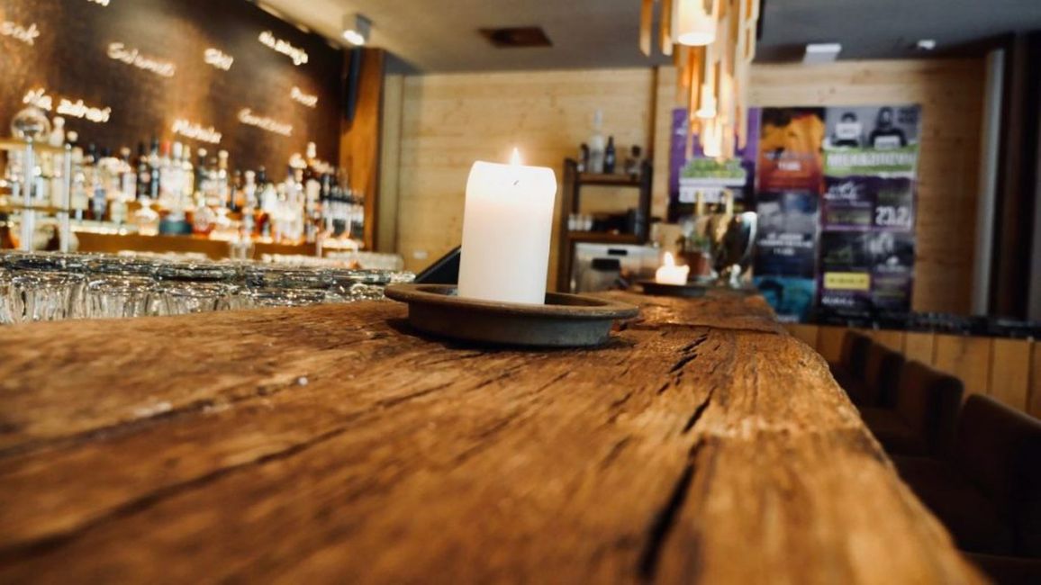 Tisch,Möbel,Geschirr,Holz,Trinkgeschirr,Barware,Kerze,Innenarchitektur,Bodenbelag,Bilderrahmen,