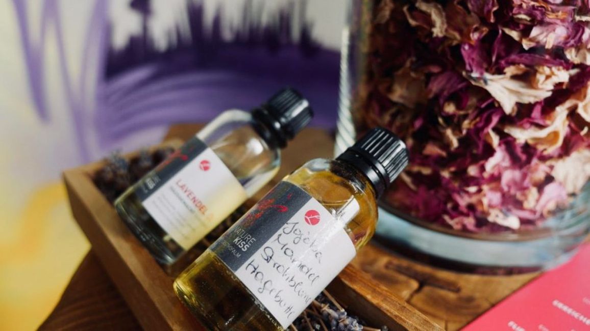 Flasche,Flüssigkeit,Flaschendeckel,Zutat,Flüssigkeit,Glasflasche,Lösung,Blütenblatt,Rezept,alkoholisches Getränk,