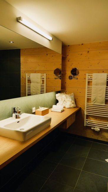 Spiegel,Wasserhahn,Waschbecken,Sanitärarmatur,Waschbecken,Holz,Innenarchitektur,Badezimmer,Gebäude,Boden,