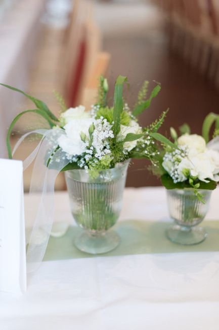 Blume,Pflanze,Vase,Tisch,Blumentopf,Blütenblatt,Blumenarrangement,Blumenstrauß,Trinkgeschirr,krautige Pflanze,