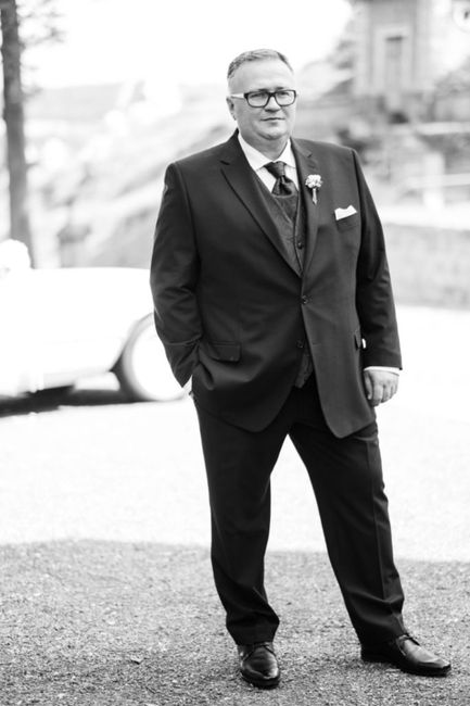 Anzughose,Hose,Weiß,Lächeln,Blitzlichtfotografie,Krawatte,Stehend,Schwarz-weiß,Geste,Straßenmode,