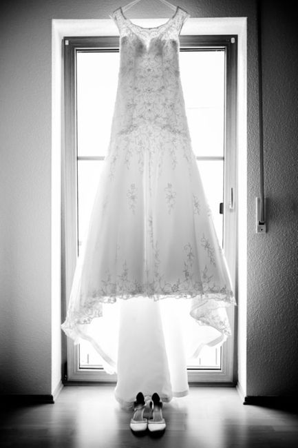 Hochzeitskleid,Fenster,Weiß,Hell,Schwarz,Kleid,Brautkleider,Einteiliges Kleidungsstück,Ärmel,Beleuchtung,