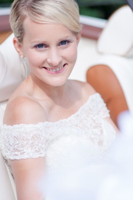 Haare, Gesicht, Lächeln, Gelenk, Haut, Kopf, Frisur, Schulter, Hochzeitskleid, Augenbraue,