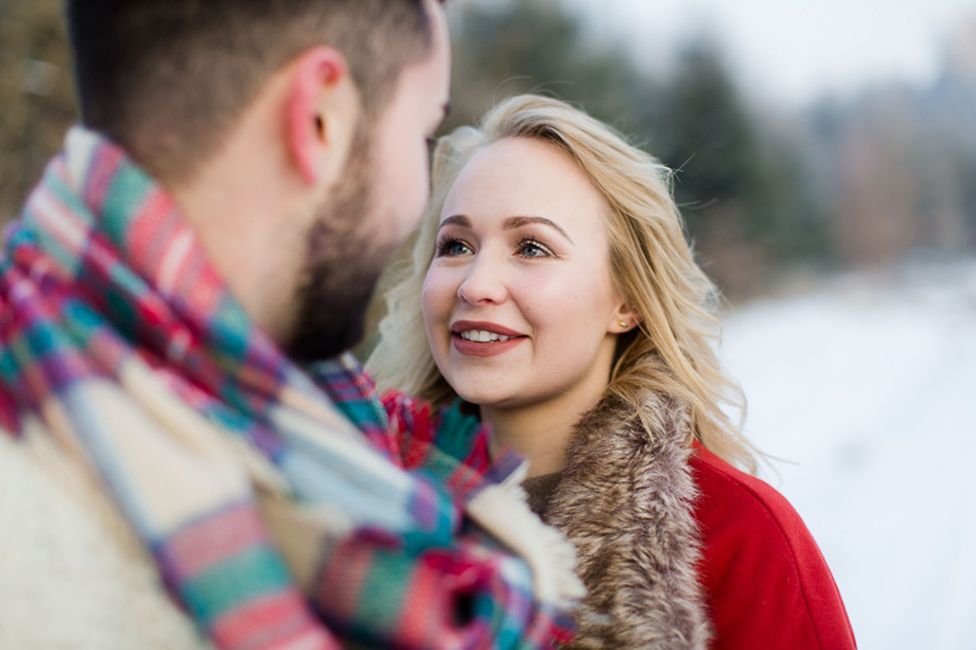 Lächeln, Oberbekleidung, Tageszeit, Menschen in der Natur, Glücklich, Blitzlichtfotografie, Geste, Straßenmode, Tartan, Gras,