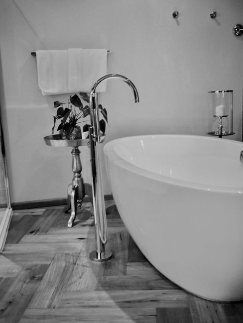 Sanitärarmatur,Wasserhahn,Badewanne,Produkt,Schwarz,Innenarchitektur,Boden,Bodenbelag,Schwarz-weiß,Badezimmer,