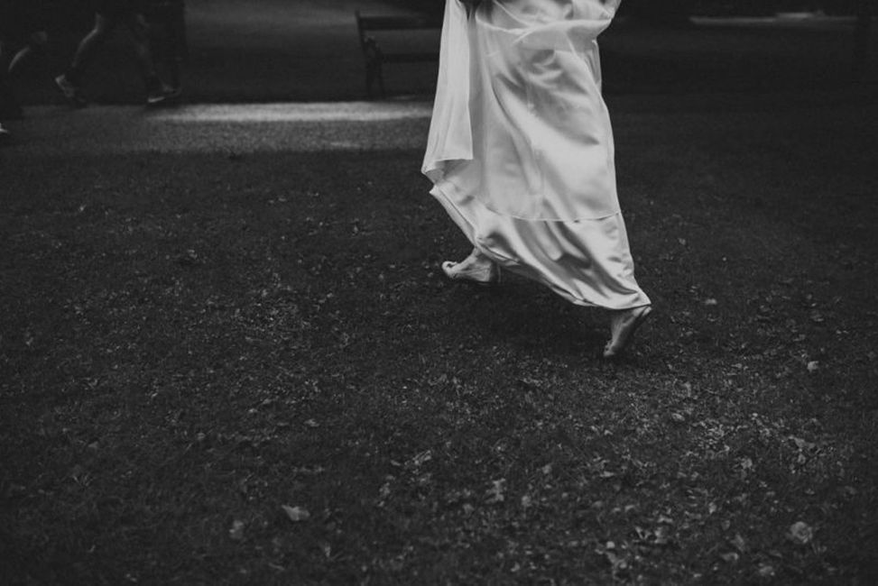 Schuh, Bein, Schwarz, Blitzlichtfotografie, Straßenoberfläche, Stehen, Geste, Schwarz-Weiß, Stil, Asphalt,