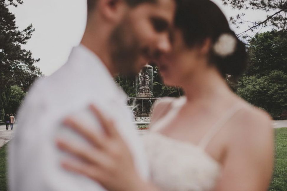 Brautkleidung,Flash-Fotografie,Hochzeitskleid,Happy,Geste,Baum,Kleid,Finger,Kleid,Formelle Kleidung,