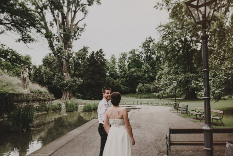 Pflanze,Hochzeitskleid,Himmel,Braut,Kleid,Baum,Blitzlichtfotografie,Botanik,Brautpartykleid,Geste,
