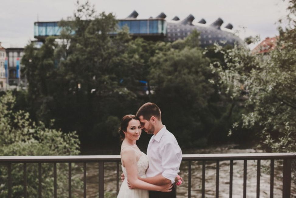 Hochzeitskleid, Braut, Pflanze, Lächeln, Blitzlichtfotografie, Baum, Brautkleidung, Glücklich, Geste, Kleid,