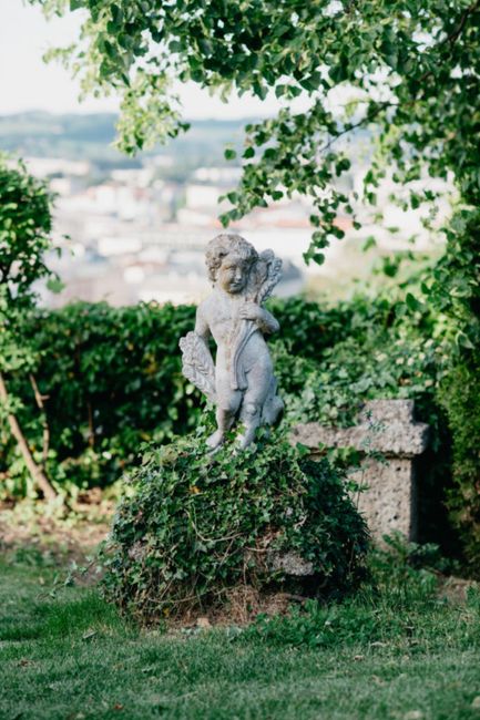 Pflanze,Vegetation,Gras,Skulptur,Rehkitz,Statue,Baum,Bodendecker,Strauch,Menschen in der Natur,