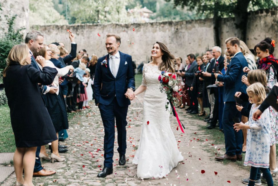 Kleidung,Schuhe,Hochzeitskleid,Braut,Gesichtsausdruck,Blume,Brautkleidung,Lächeln,Pflanze,Kleid,