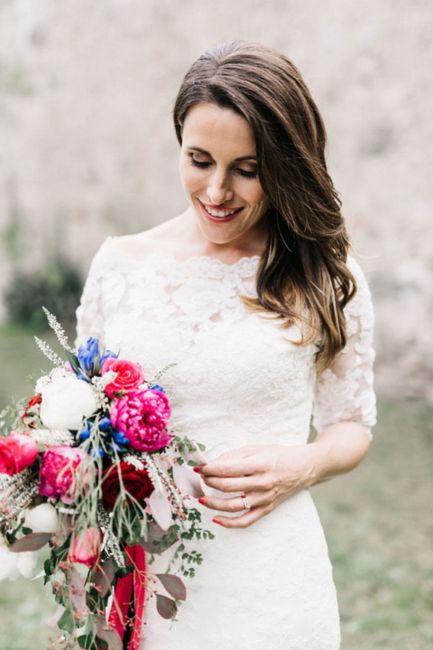 Lächeln,Blume,Hochzeitskleid,Pflanze,Braut,Blütenblatt,Kleid,Brautkleidung,Blitzlichtfotografie,Glücklich,